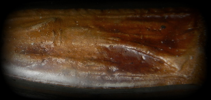 พระลีลาข้างขีดหลวงพ่อกวย เนื้อดินผสมผงน้ำมัน