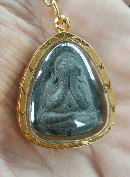 ++ พระปืดตาปลดหนี้ หลังยันต์ตรี พร้อมเลี่ยมทอง ++