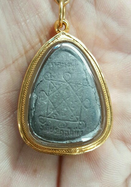 ++ พระปืดตาปลดหนี้ หลังยันต์ตรี พร้อมเลี่ยมทอง ++