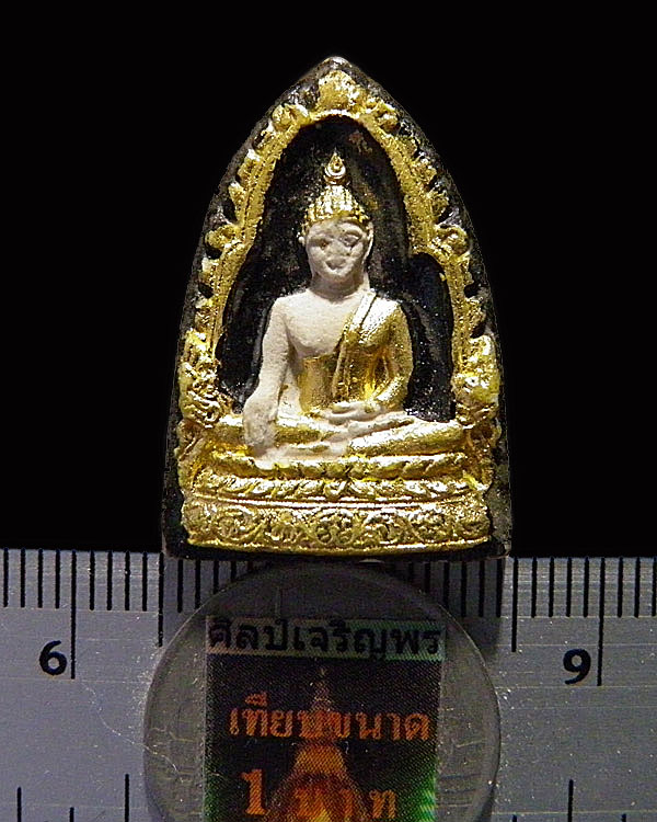 พระผงพระพุทธศักดิ์สิทธิ์  หลวงปู่คำพันธ์ โฆสปัญโญ ปี ๒๕๓๓ ลงรักปิดทอง โรยผงตะไบพระพุทธศักดิ์สิทธิ์  