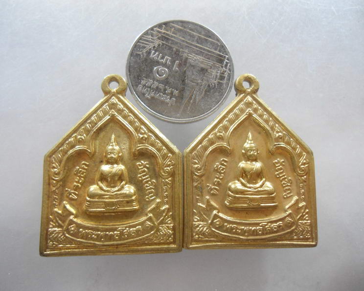 “ เหรียญพระพุทธโสธร วัดโสธรวรารามวรวิหาร จ.ฉะเชิงเทรา ที่ระลึกอัญเชิญ ปี 2549 ทีเดียว 2 เหรียญครับ ”