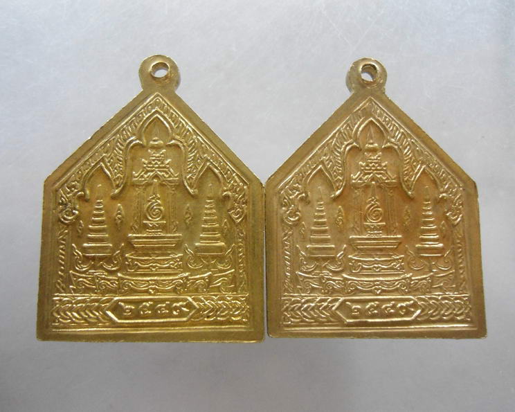 “ เหรียญพระพุทธโสธร วัดโสธรวรารามวรวิหาร จ.ฉะเชิงเทรา ที่ระลึกอัญเชิญ ปี 2549 ทีเดียว 2 เหรียญครับ ”