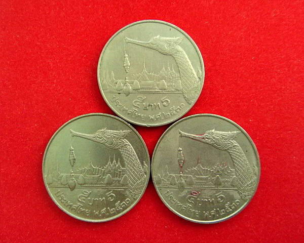 รวม 3 เหรียญ .. เหรียญ 5 บาท ในหลวงรัชกาลที่ 9 ด้านหลังเรือพระที่นั่งสุพรรณหงส์ ปี 30