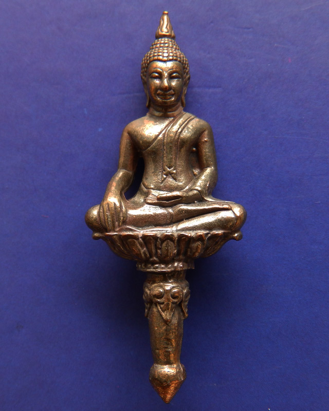 1.พระยอดธงรุ่นแรก หลวงปู่แผ้ว วัดรางหมัน เนื้อทองแดง ตอกโค้ด กล่องเดิม