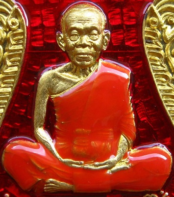 เหรียญเสมาหน้าเลื่อน นิรันตราย เหนือดวง ปี2557 ทองระฆังลงยาสีแดง หมายเลข365พร้อมกล่องเดิม