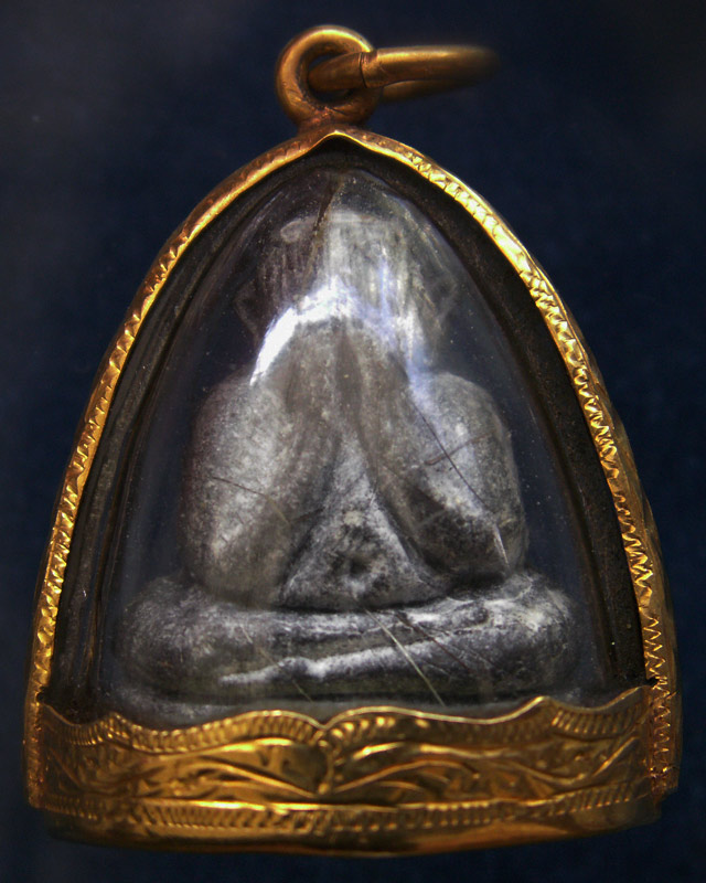 ปิดตาหลวงปู่โต๊ะ วัดประดู่ฉิมพลี พิมพ์ตุ๊กตาเล็ก เนื้อใบลาน พ.ศ. 2521 สวยมากเกศาเยอะ+กระเช้าทอง