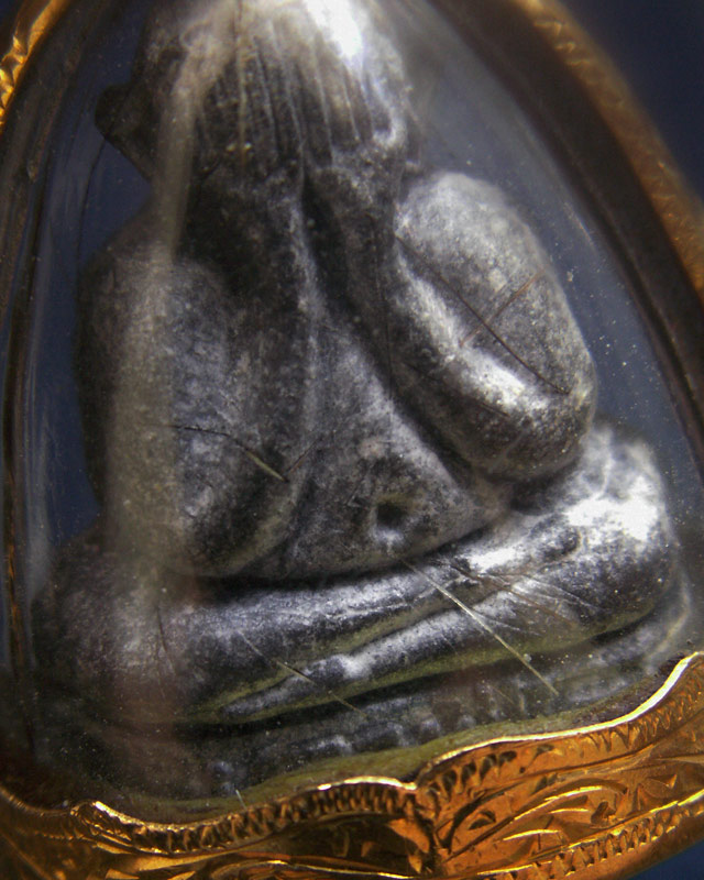 ปิดตาหลวงปู่โต๊ะ วัดประดู่ฉิมพลี พิมพ์ตุ๊กตาเล็ก เนื้อใบลาน พ.ศ. 2521 สวยมากเกศาเยอะ+กระเช้าทอง