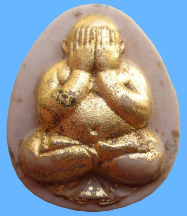 พระปิดตารุ่นแรก พิมพ์ใหญ่ เนื้อขาว พระมีการปิดทองไว้ด้วยครับ