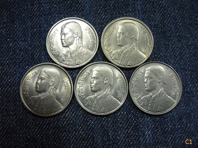 เหรียญกษาปณ์ 1 บาท และ เจ้าฟ้าหญิงสิรินทร บัณฑิตพระองค์แรกแห่งประเทศไทย ปี2520 จัดให้ 5 เหรียญสวย