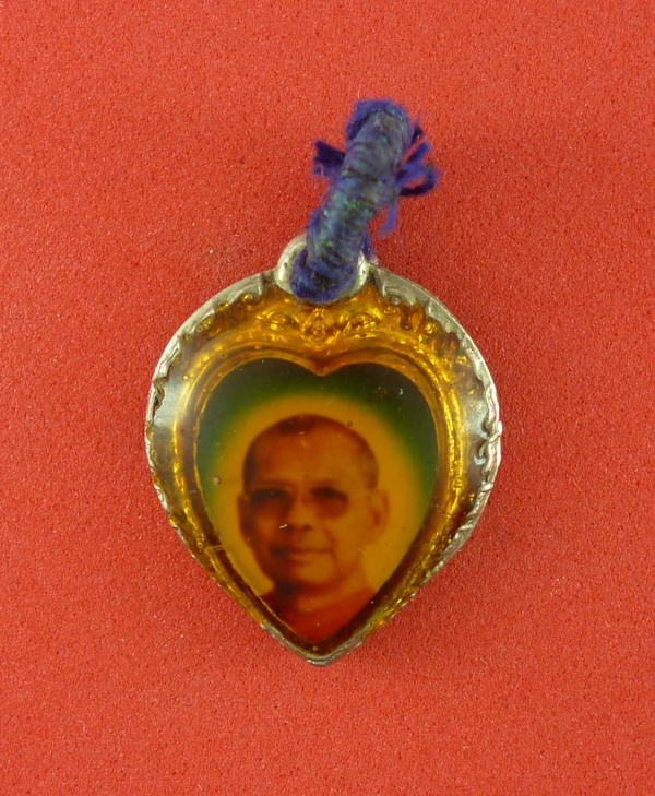 ## เคาะเดียว ## ล็อคเก็ตรูปหัวใจ หลวงพ่อฤาษีลิงดำ หลังยันต์เกาะเพชร