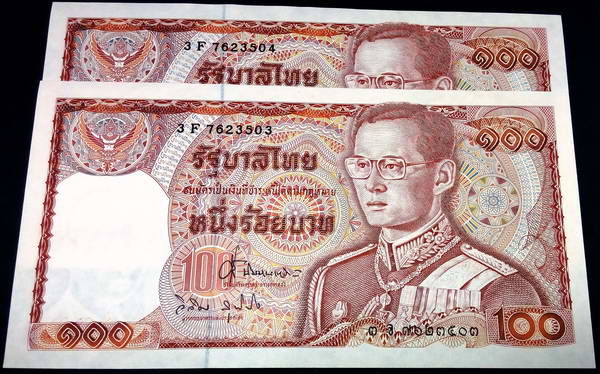 ธนบัตร 100 บาท แบบ 12 ช้างแดง 2 ใบ เลขเรียง 3F 7623503-4