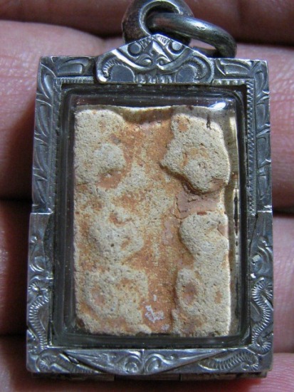 พระกรุนาดูนตัดสี่ เนื้อดิน จ.มหาสารคาม มีเลี่ยมเงินพร้อมห้อย มาพร้อมบัตรรับรองความแท้