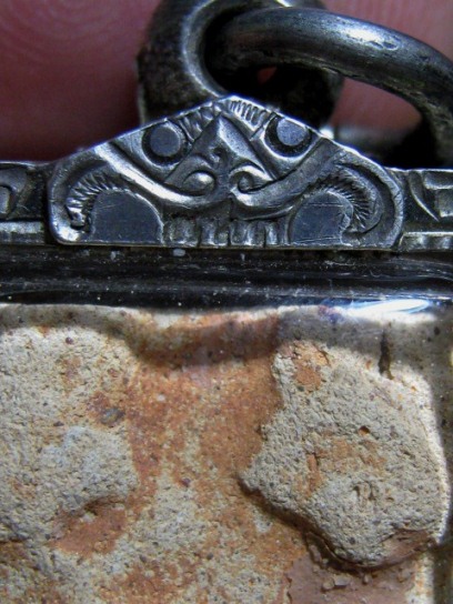 พระกรุนาดูนตัดสี่ เนื้อดิน จ.มหาสารคาม มีเลี่ยมเงินพร้อมห้อย มาพร้อมบัตรรับรองความแท้