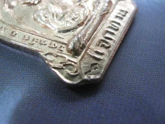 เหรียญแจกทานรุ่นแรก หลวงพ่อรวย ปี2536 ตอกโค๊ต สภาพสวยมากเดิมๆ เหรียญที่2