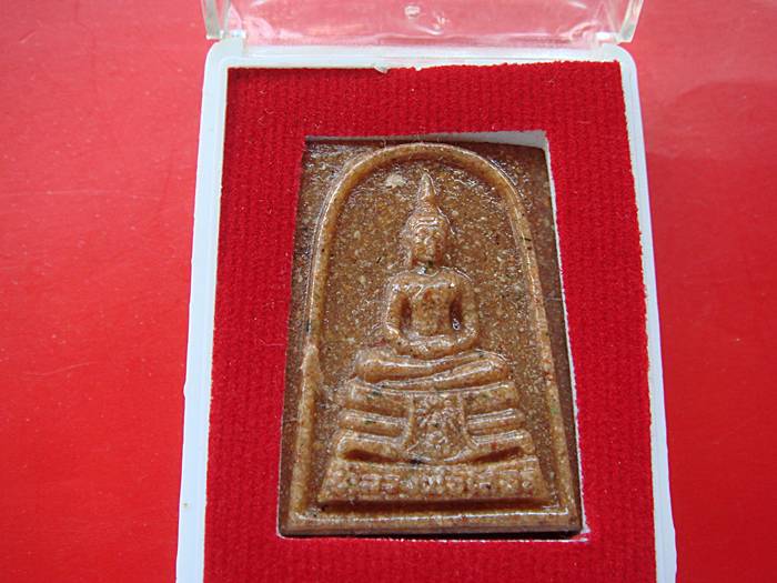 หลวงพ่อโสธร พระผงกระเบื้องหลังคาโบสถ์