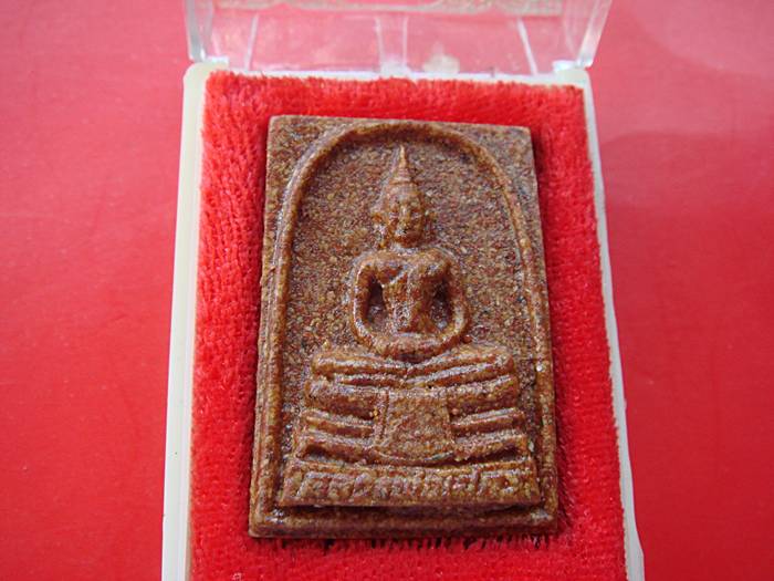 หลวงพ่อโสธร พระผงกระเบื้องหลังคาโบสถ์