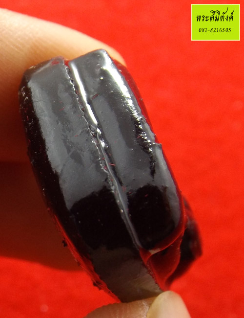 พระปิดตา ญสส. พิมพ์จอบ เนื้อผงจุ่มรัก ปี 2555 