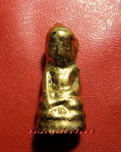 พระบัวเข็มศิลปะมอญพม่า เนื้อครั่งพุทราลงรักปิดทอง ขนาดห้อยคอ สวยมากค่ะ