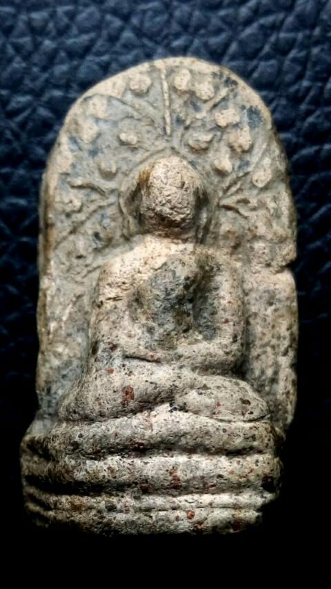 พระคงขาว กรุวัดพระคง จ.ลำพูน หักซ่อม ตามรูปครับ