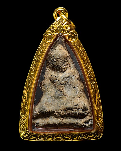 พระนางกำแพง กรุ จ.กำแพงเพชร เนื้อชินเงิน แก่ตะกั่ว มีสนิมแดงบางจุด+เลี่ยมทองหนาหนา+บัตรรับรองครับ