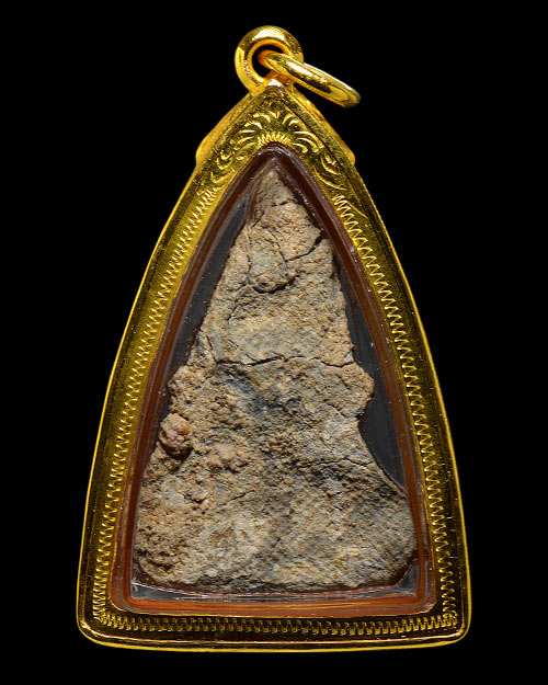 พระนางกำแพง กรุ จ.กำแพงเพชร เนื้อชินเงิน แก่ตะกั่ว มีสนิมแดงบางจุด+เลี่ยมทองหนาหนา+บัตรรับรองครับ