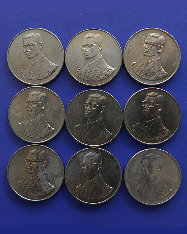 พร้อมกัน 9 เหรียญ เหรียญในหลวง ที่ระลึกเดินการกุศลเทิดพระเกียรติ 5 ธ.ค. 2527 ขนาด 2 ซ.ม.