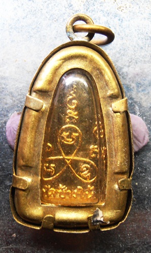 เหรียญหลวงปู่ทวดหลังยันต์สาม กะไหล่ทอง เลี่ยมเดิมจากวัดสวยๆครับ