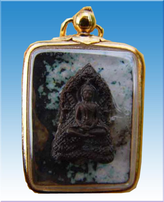 ล๊อคเก็ตหลวงพ่อสินวัดระหารใหญ่ด้านหลังฝังปรกหลวงปู่กาหลง