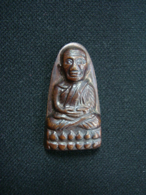 พระหลวงปู่ทวดหลังตัวหนังเสือ วัดช้างให้ เนื้อทองแดงรมดำ ปี๕๒ ปัตตานี้