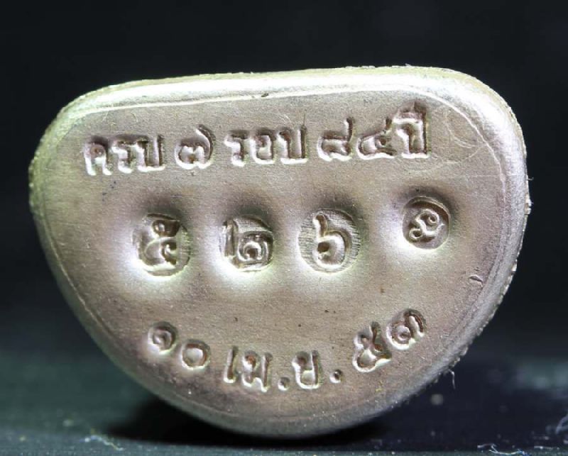 รูปเหมือน หลวงปู่บัว วัดศรีบุรพาราม รุ่นครบ 7 รอบ เนื้อนวะโลหะก้นเงิน สวยๆ พร้อมกล่องเดิมๆ