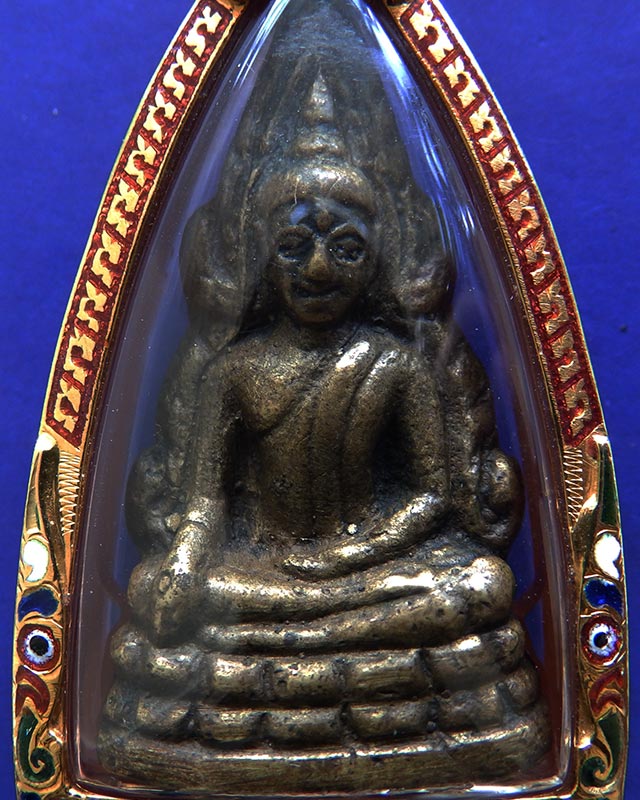 พระพุทธชินราชอินโดจีน พิมพ์สังฆาฎิยาวหน้านาง เนื้อทองผสม มีโค๊ด ปี 2485 เลี่ยมทองยกซุ้มลงยา