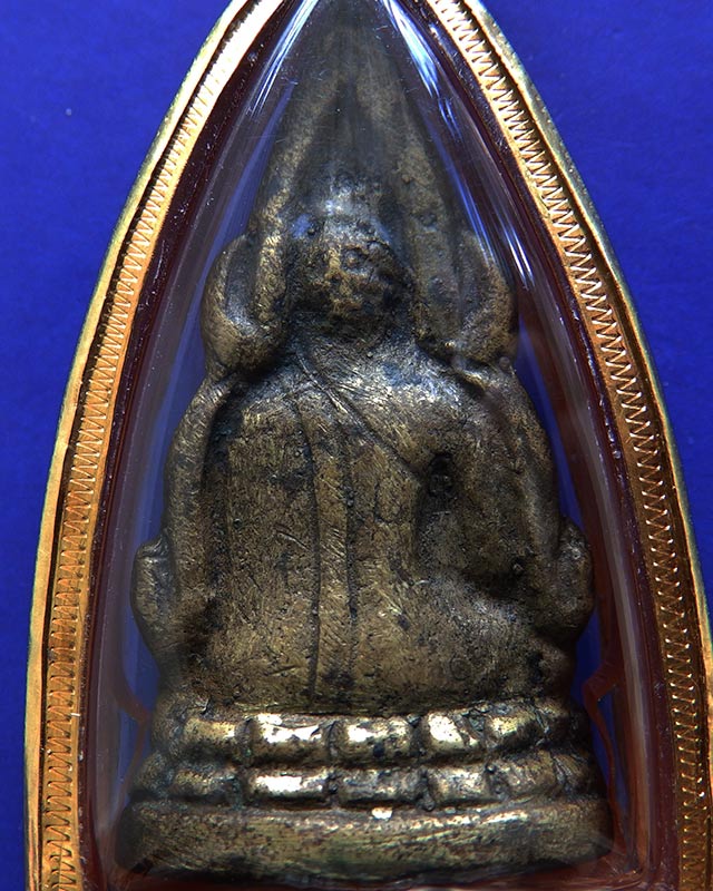 พระพุทธชินราชอินโดจีน พิมพ์สังฆาฎิยาวหน้านาง เนื้อทองผสม มีโค๊ด ปี 2485 เลี่ยมทองยกซุ้มลงยา