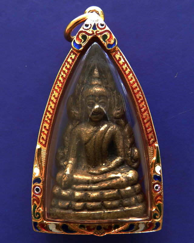 พระพุทธชินราชอินโดจีน พิมพ์สังฆาฎิยาวหน้านาง เนื้อทองผสม มีโค๊ด ปี 2485 เลี่ยมทองยกซุ้มลงยา