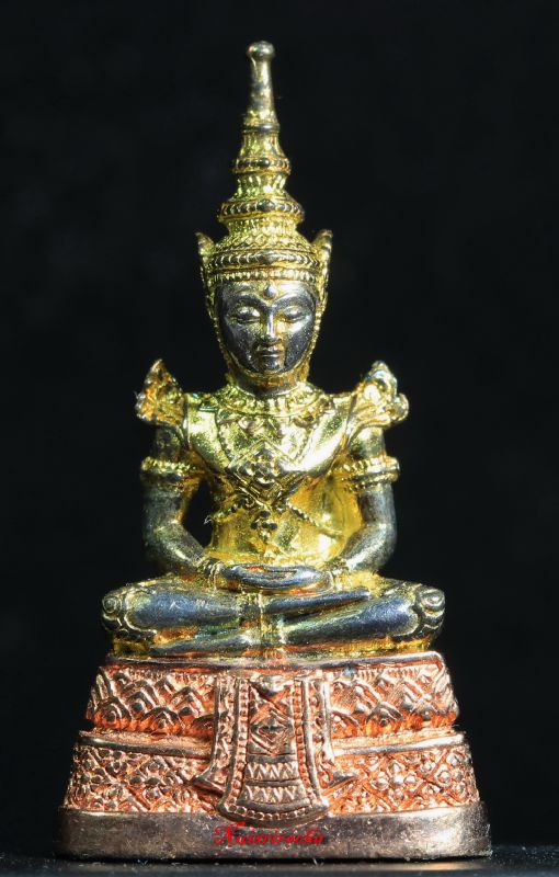 พระแก้วมรกต รุ่น กรมสรรพสามิตรครบ 64 ปี เนื้อ 3 กษัตริย์ พ.ศ.2539 พร้อมกล่องเดิมๆ