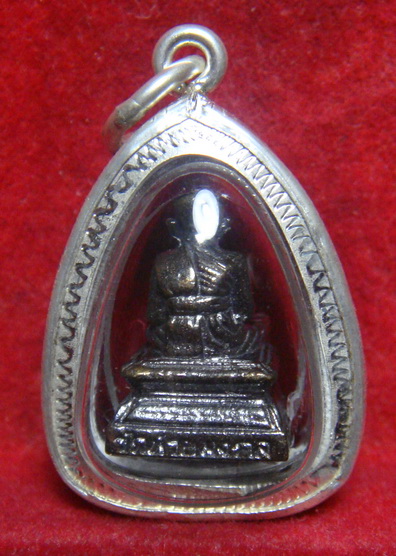 หลวงพ่อทวด ลอยองค์ห้อยคอเนื้อกระไหล่เงินขนาดประมาณ1*1.5ซม.เสาร์5 ปี51ใส่กรอบเงินแท้เดิมๆวัดห้วยมงคล