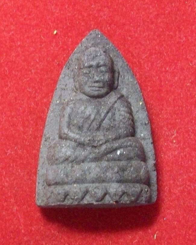 หลวงปู่ทวด วัดช้างให้ เนื้อว่าน รุ่นสร้างศูนย์ศิลปาชีพ  ปี 2537