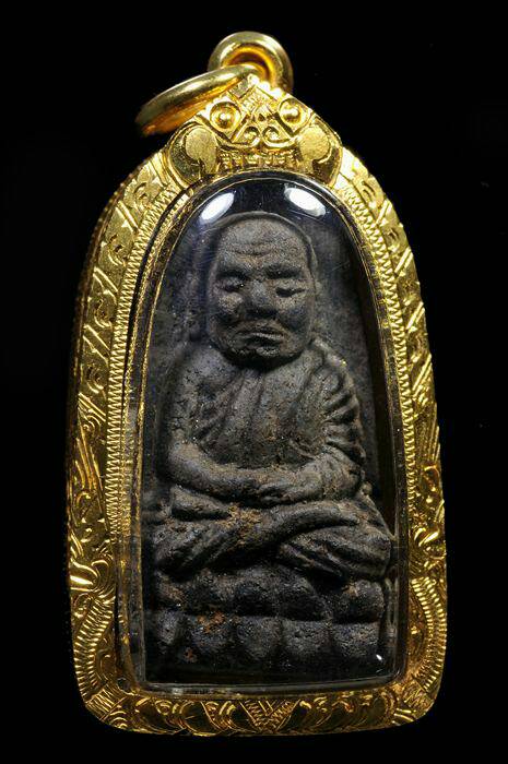 8500 หลวงปู่ทวดเนื้อว่าน(เนื้อเทา) ปี 24 พิมพ์พระรอด (เลี่ยมทอง)