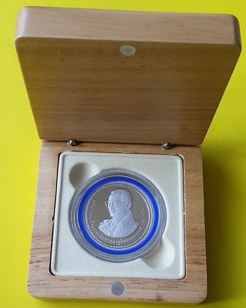 เหรียญกษาปณ์ที่ระลึกชนิดราคา 800 บาท (พร้อมกล่อง) เฉลิมพระชนมพรรษา 80 พรรษา ในหลวงรัชกาลที่ 9 ปี2550