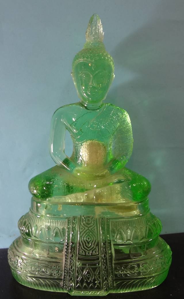  พระแก้วมรกต พิธี25ศตวรรษ เนื้อแก้วสีนี้หายากครับหน้าตัก 5 น ิ้ว
