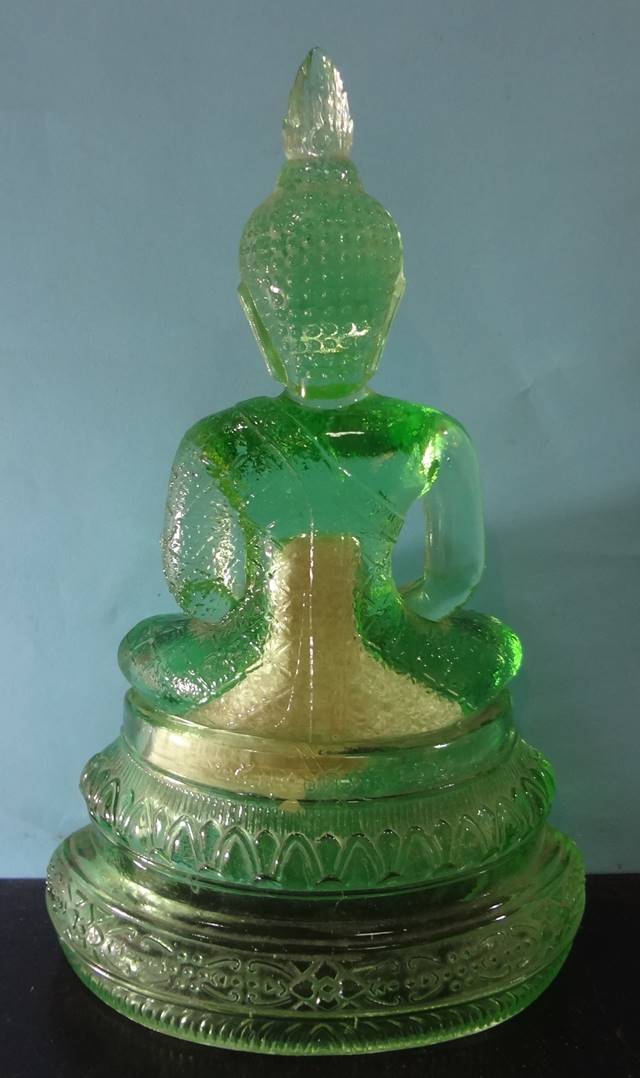  พระแก้วมรกต พิธี25ศตวรรษ เนื้อแก้วสีนี้หายากครับหน้าตัก 5 น ิ้ว