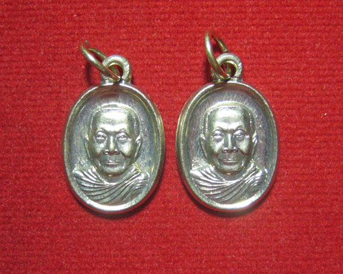 @ 2 เหรียญ เม็ดแตงรุ่นแรก เนื้ออัลปาก้า หลวงพ่อจรัญ วัดอัมพวัน จ.สิงห์บุรี @