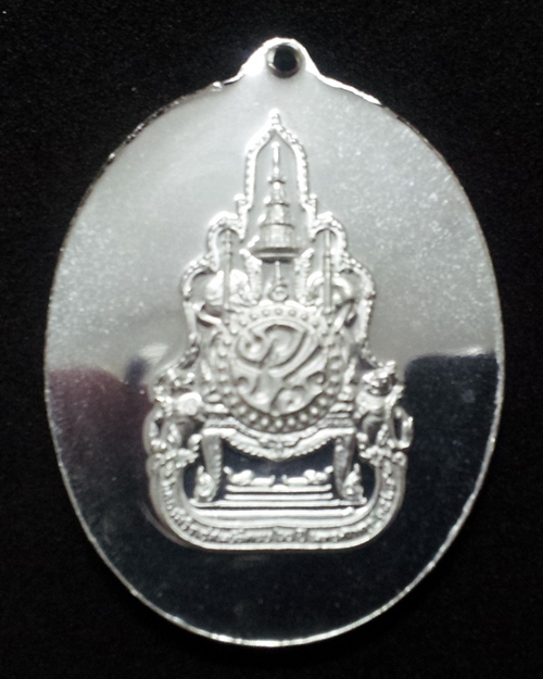 เหรียญในหลวงทรงกล้อง เนื้อเงินปัดเงา ฉลองครองสิริราชสมบัติครบ ๖๐ ปี พศ.2549 (6)