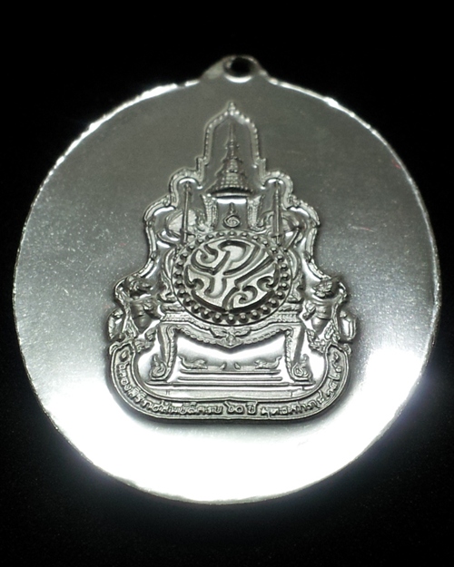 เหรียญในหลวงทรงกล้อง เนื้อเงินปัดเงา ฉลองครองสิริราชสมบัติครบ ๖๐ ปี พศ.2549 (6)