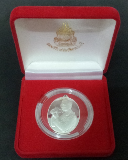 เหรียญในหลวงทรงกล้อง เนื้อเงินปัดเงา ฉลองครองสิริราชสมบัติครบ ๖๐ ปี พศ.2549 (6)