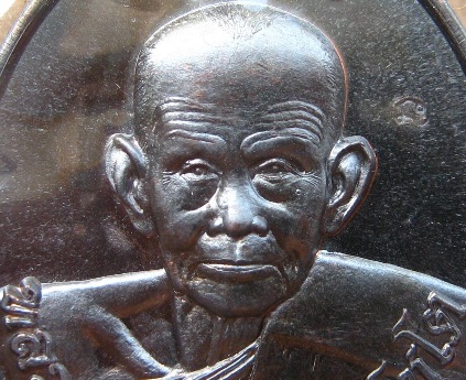 เหรียญเจริญพรหลวงปู่นาม วัดน้อยชมภู่ จ สุพรรณบุรี ปี2556เนื้อทองแดงรมดำ มีโค้ด หมายเลข6558พร้อมกล่อง