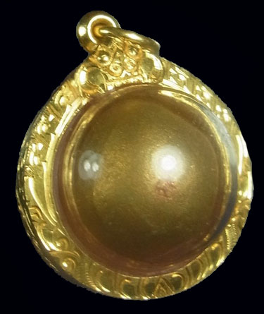 ลูกอมเมตตามหานิยม หลวงพ่อสาคร วัดหนองกรับ โค๊ด นะ ปี53 เหลี่ยมทองคำแท้พร้อมใช้