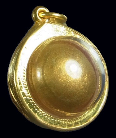 ลูกอมเมตตามหานิยม หลวงพ่อสาคร วัดหนองกรับ โค๊ด นะ ปี53 เหลี่ยมทองคำแท้พร้อมใช้