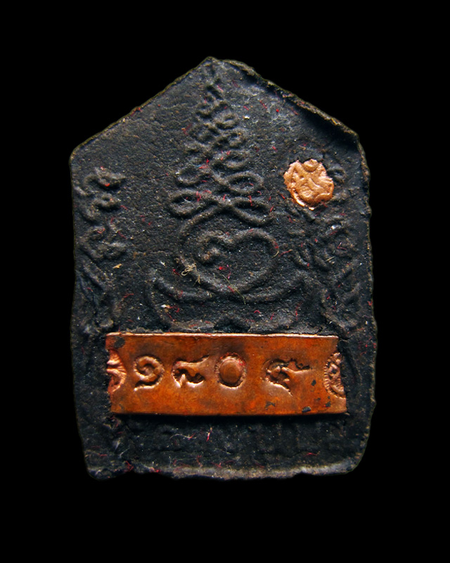 พระขุนแผนเนื้อผง รุ่นมงคลมหาเศรษฐี หลวงปู่บัว ถามโก พิมพ์เล็ก ฝังตระกรุดทองแดง พ.ศ. ๒๕๕๕