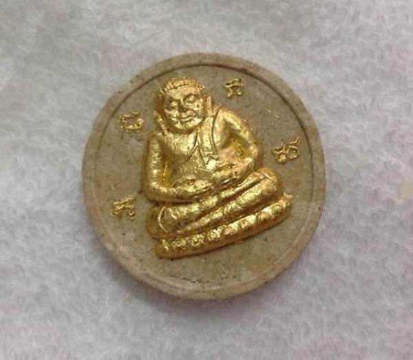 พระสังกัจจายน์ ผงพรายกุมาร หลวงพ่อสาคร วัดหนองกรับ หลังยันต์นะเศรษฐี ปี 2549 ทาทอง สร้างจำนวน 200 อง