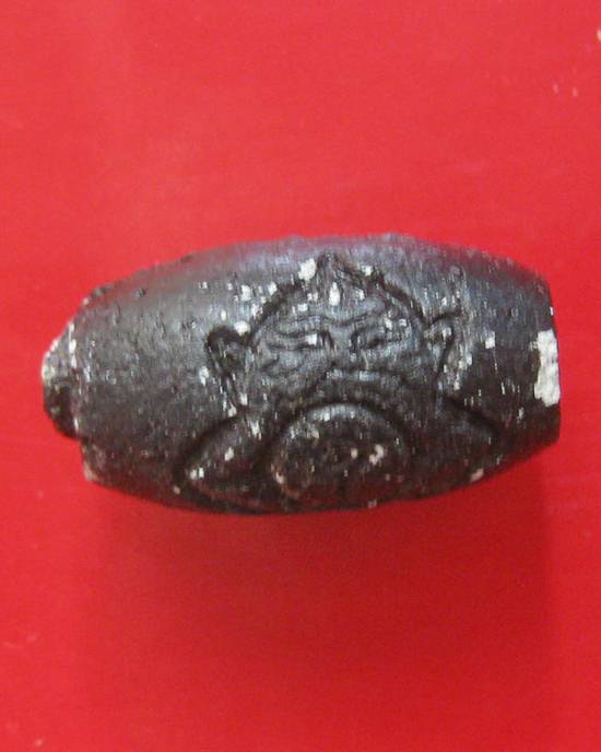 ลูกสะกดราหูผงกระลาตาเดียว หลวงพ่อเกษม เขมโก รุ่นสุริยุปราคา ตรุดเงิน ปี 38 พร้อมกล่องเดิม 